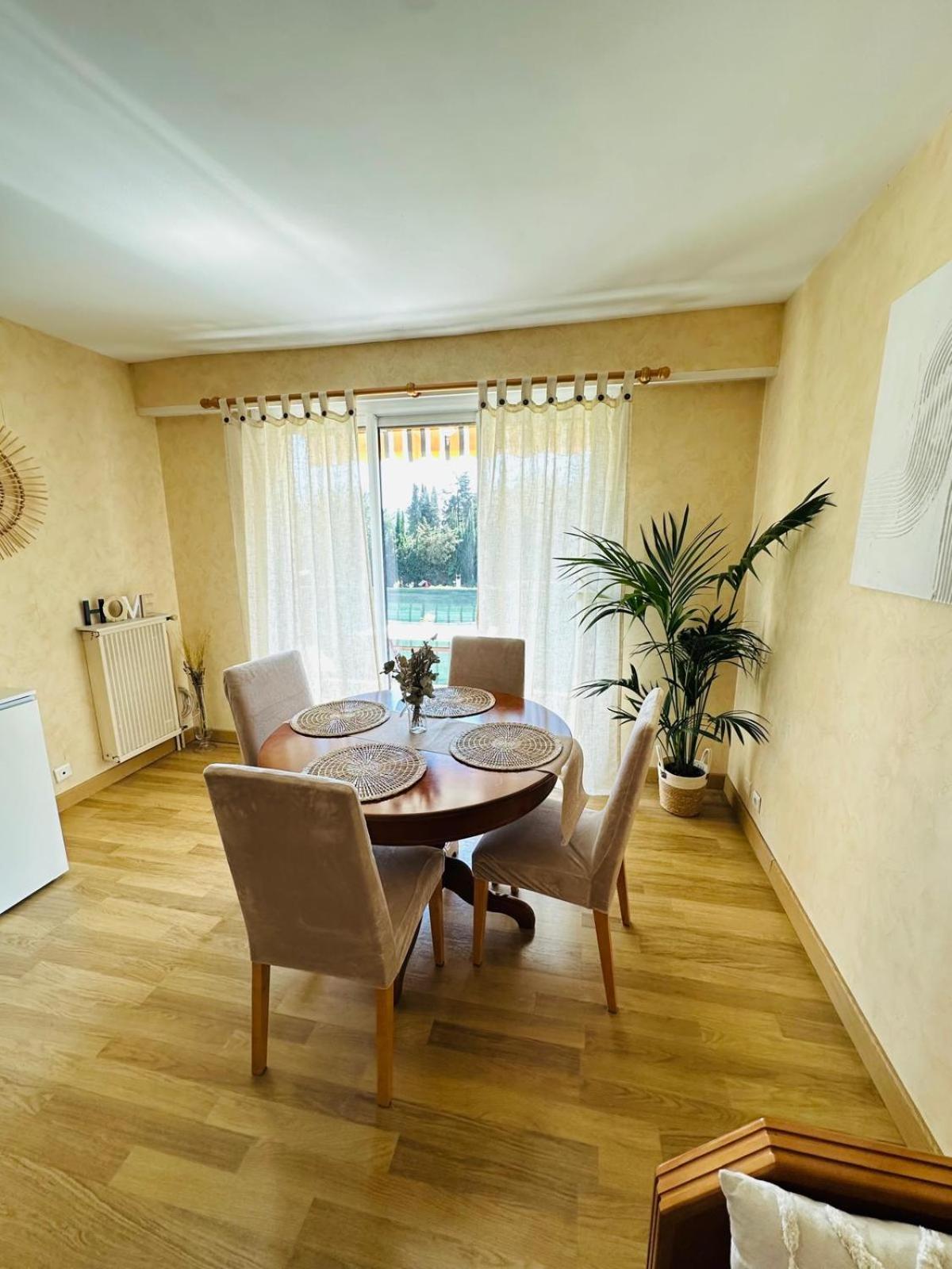 Spacieux 2 Chambres 65M2 Climatise Au Village Medieval Entre Nice Et Antibes Villeneuve-Loubet Exterior foto